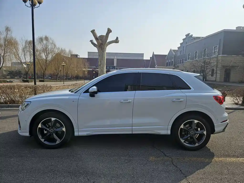 Audi Q3 2023 35 TFSI Fashionable and Dynamic (1.5T) купить на сайте DeffCars
