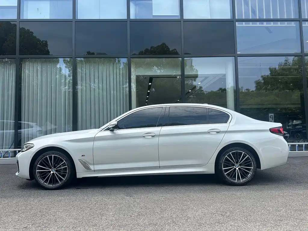 BMW 5 Series 2022 530Li Leading M Sports Package купить на сайте DeffCars