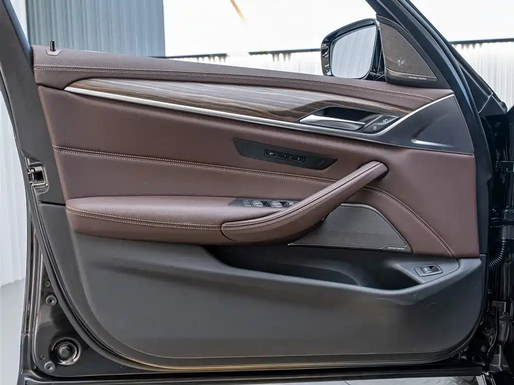 BMW 5 Series 2023 530Li Leading Luxury Package купить на сайте DeffCars