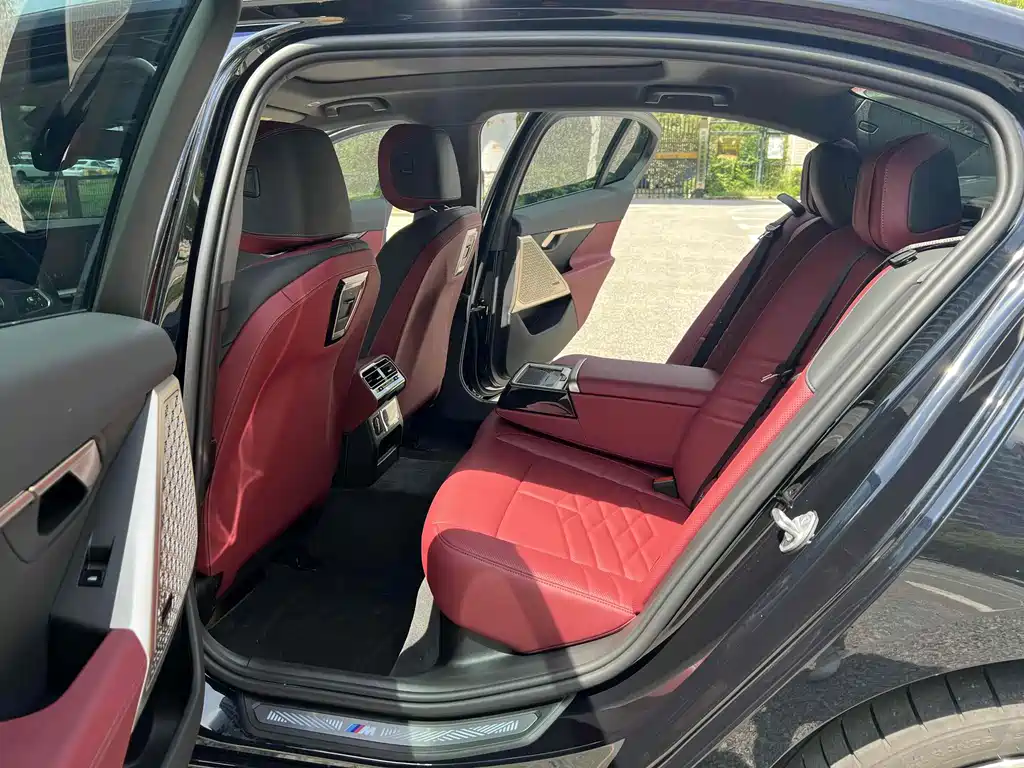 BMW 5 Series 2025 530Li Leading M Sports Package купить на сайте DeffCars