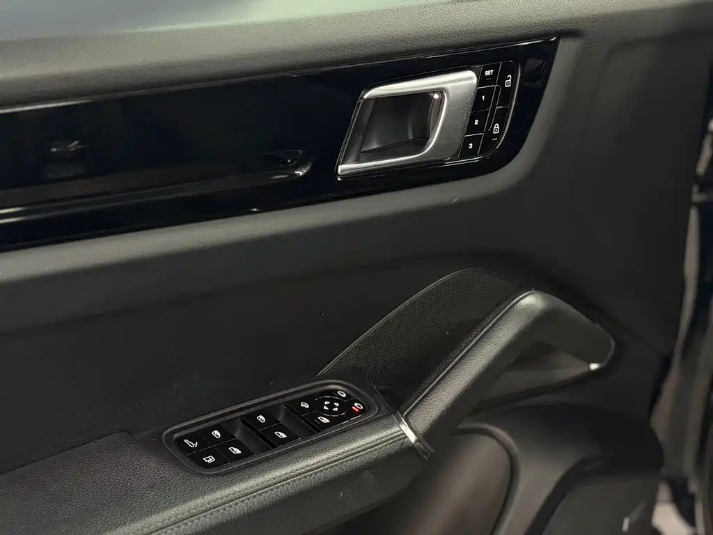 Cayenne New Energy 2020 Cayenne E-Hybrid 2.0T купить на сайте DeffCars
