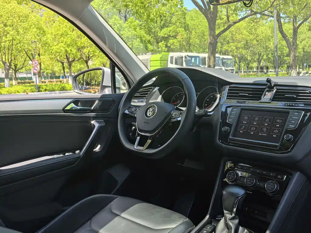 Tiguan L 2017 330TSI automatic two-wheel drive luxury version купить на сайте DeffCars
