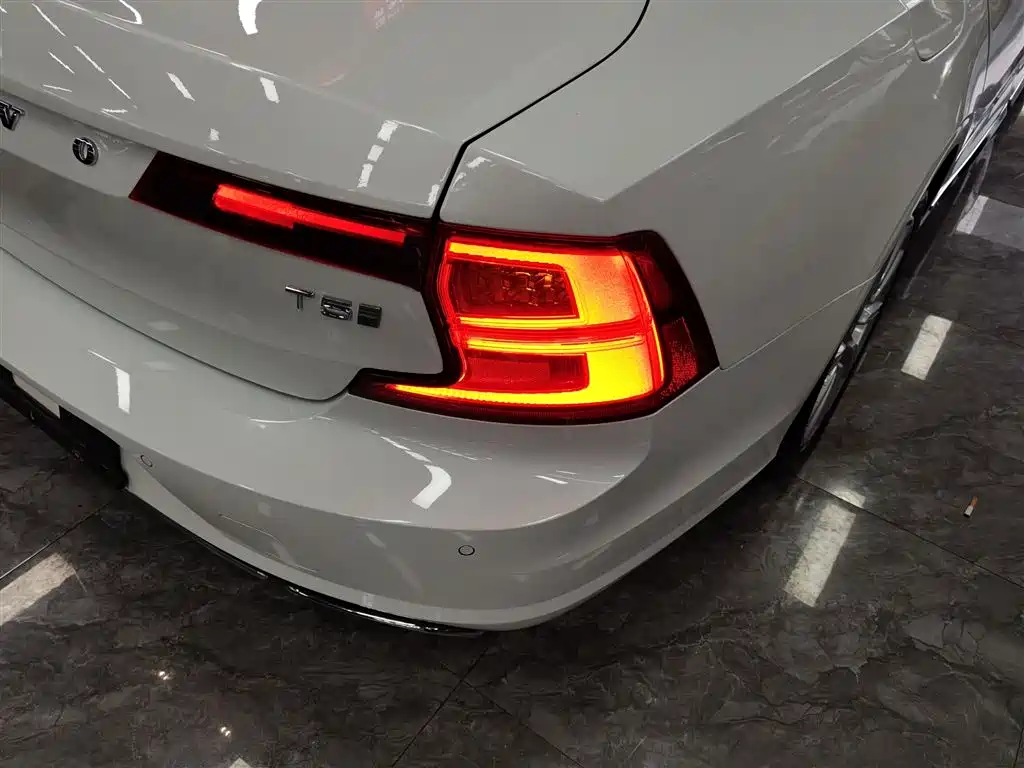 Volvo S90 2020 T5 Zhiyi Luxury Edition купить на сайте DeffCars