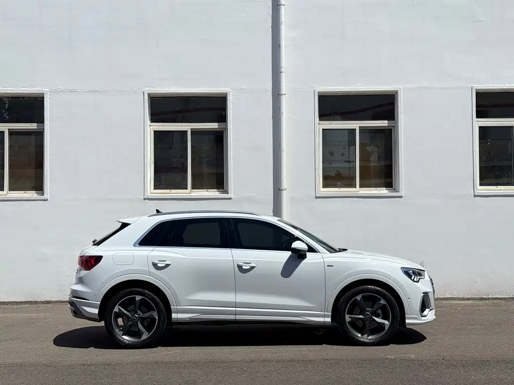 Audi Q3 2023 35 TFSI Fashionable and Dynamic (1.5T) купить на сайте DeffCars
