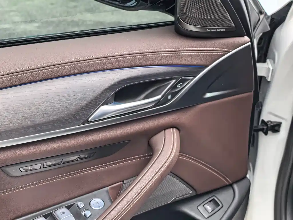 BMW 5 Series 2023 530Li Exclusive M Sports Package купить на сайте DeffCars