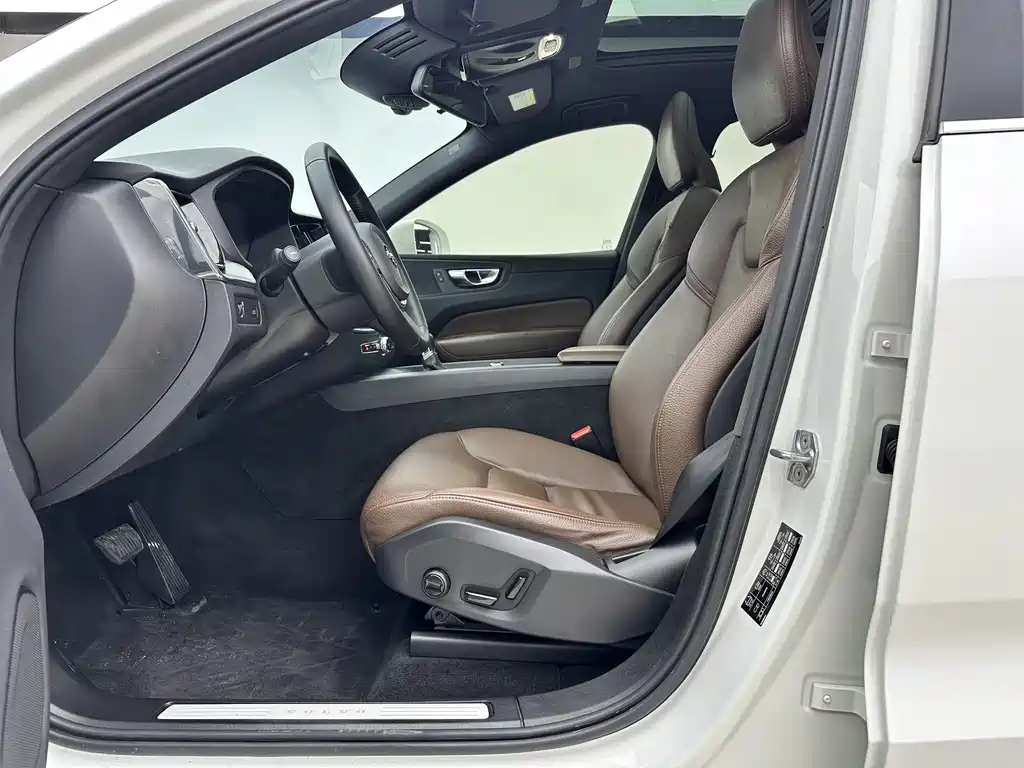 Volvo XC60 2021 T5 four-wheel drive Zhiyuan Deluxe Edition купить на сайте DeffCars