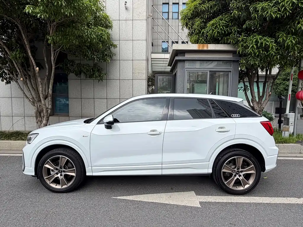 Audi Q2L 2024 35TFSI fashionable and dynamic купить на сайте DeffCars