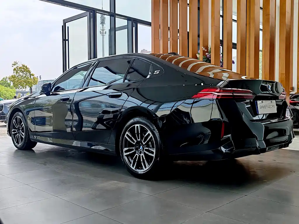 BMW 5 Series 2025 530Li Leading M Sports Package купить на сайте DeffCars