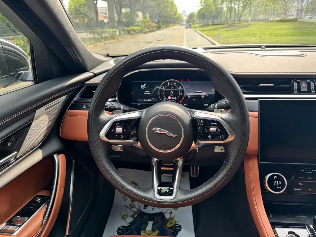 Jaguar XFL 2024 2.0T P300 four-wheel drive flagship sports gold version купить на сайте DeffCars
