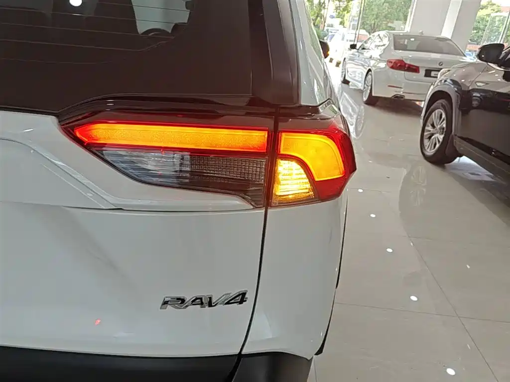 RAV4 Rongfang 2022 2.0L CVT two-wheel drive fashion version купить на сайте DeffCars