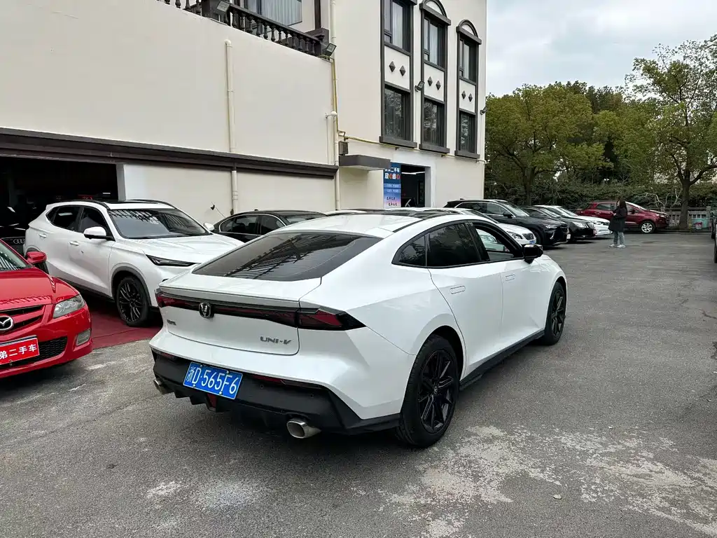 Changan UNI-V 2024 1.5T premium model купить на сайте DeffCars