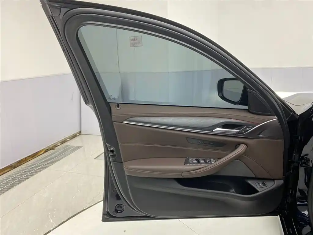 BMW 5 Series 2021 530Li Leading M Sports Package купить на сайте DeffCars