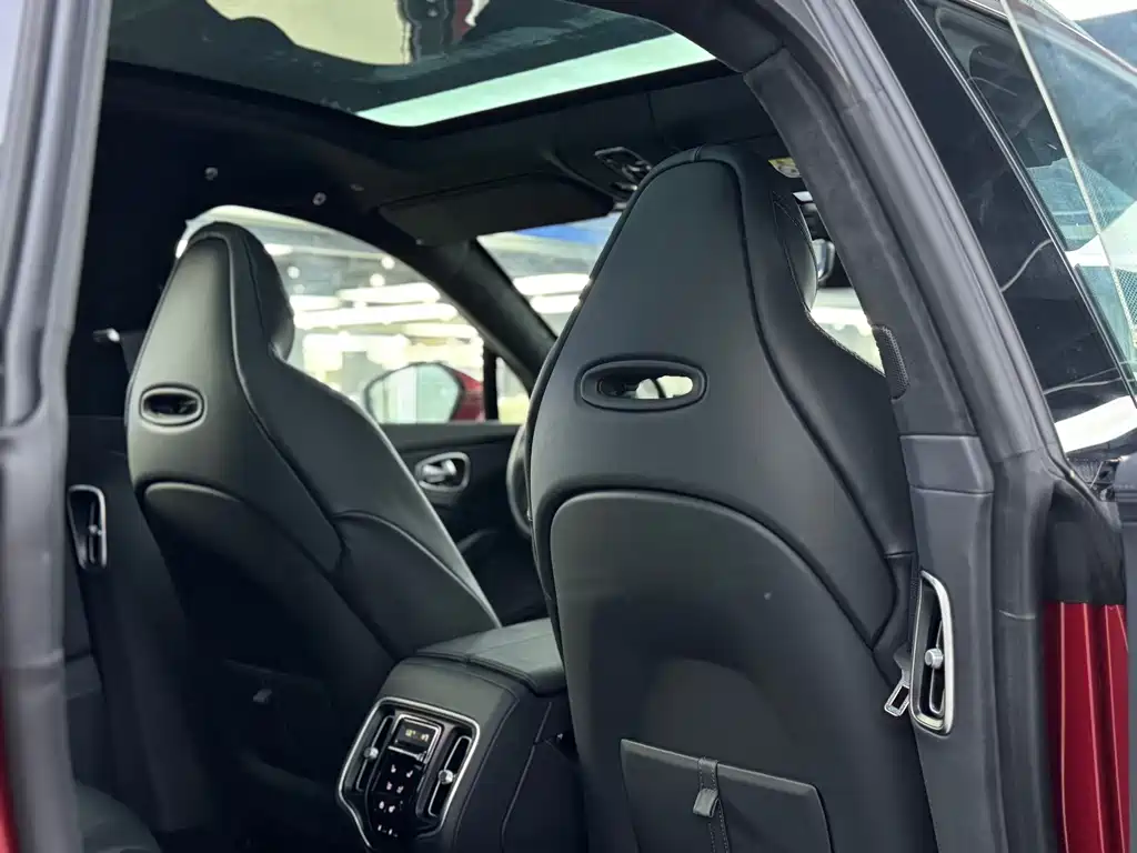 Aston Martin DBX 2024 4.0T V8 купить на сайте DeffCars