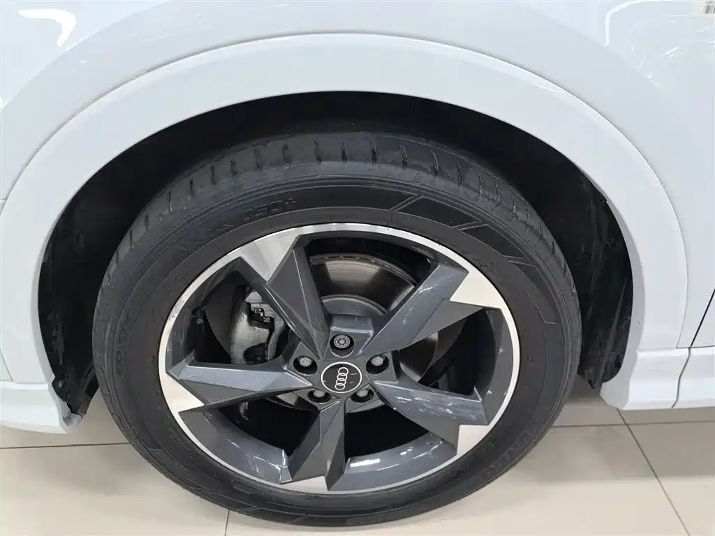 Audi Q3 2023 35 TFSI Fashionable and Dynamic (1.5T) купить на сайте DeffCars