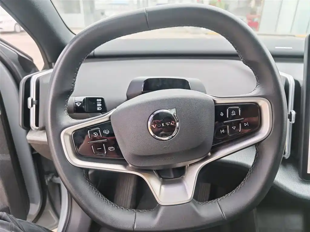Volvo EX30 2025 rear-wheel drive long-range version Ultra купить на сайте DeffCars