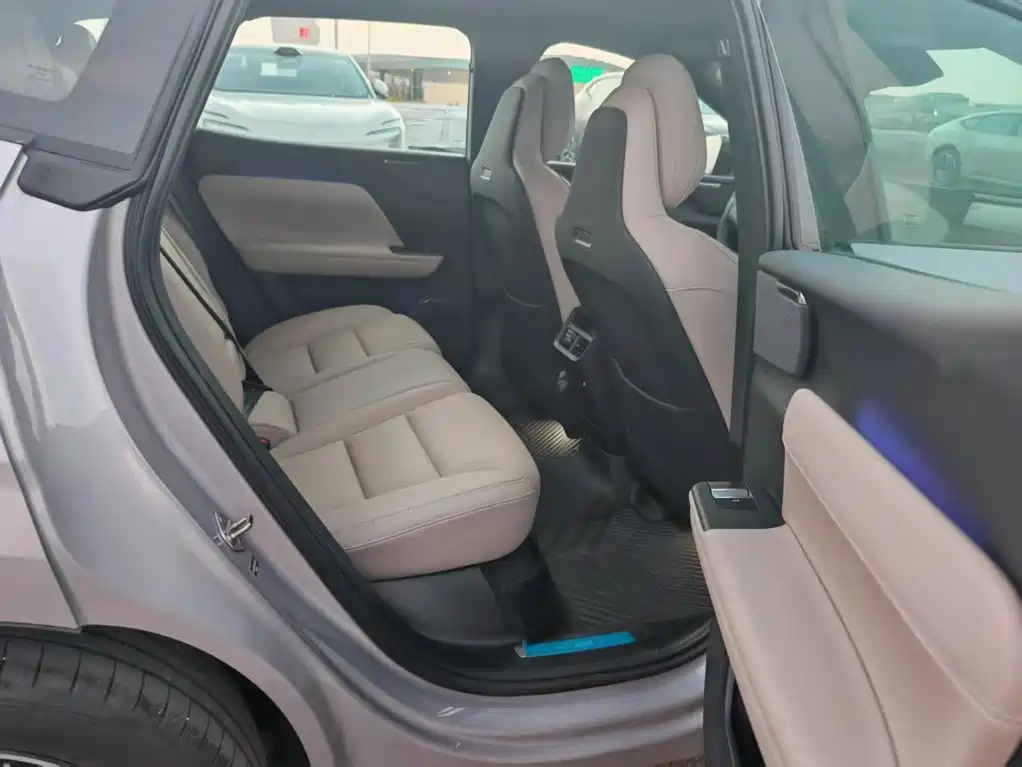 Volvo XC70 plug-in hybrid 2026 model two-wheel drive long range Core купить на сайте DeffCars