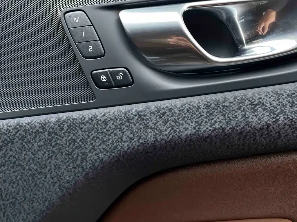 Volvo XC60 plug-in hybrid 2023 T8 plug-in hybrid long-range four-wheel drive Zhiyuan luxury version купить на сайте DeffCars