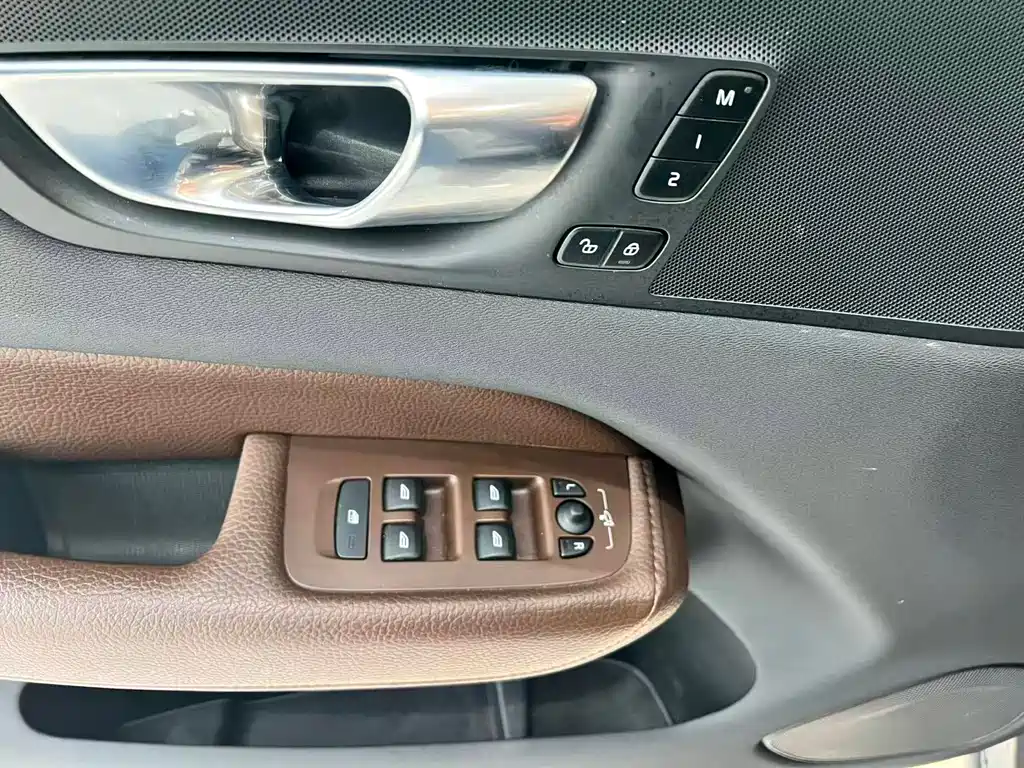 Volvo XC60 plug-in hybrid 2022 T8 plug-in hybrid four-wheel drive Zhiyuan luxury version купить на сайте DeffCars