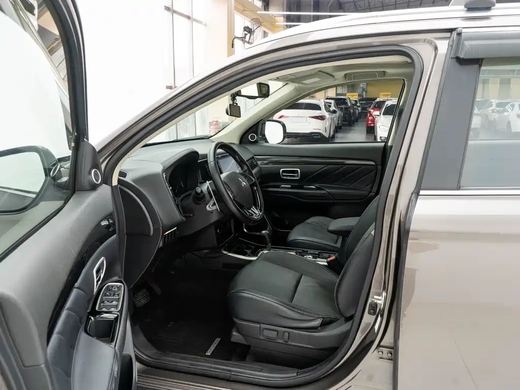 Outlander 2019 2.4L four-wheel drive exclusive version, 7 seats, National VI купить на сайте DeffCars