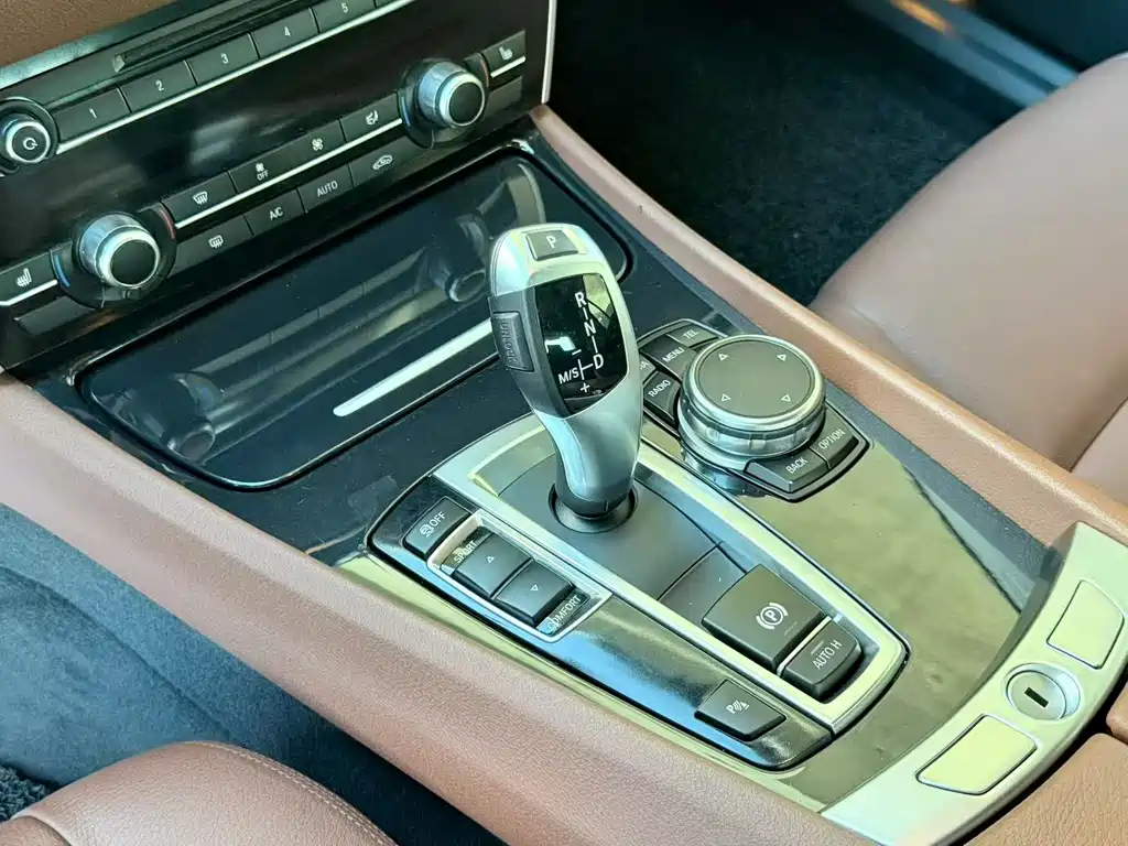 BMW 5 Series GT 2015 528i Leading Model купить на сайте DeffCars