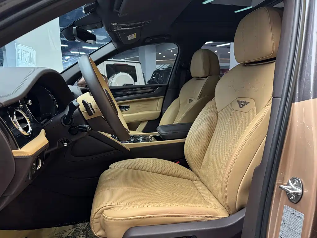 Bentayga 2023 4.0T V8 long wheelbase version купить на сайте DeffCars