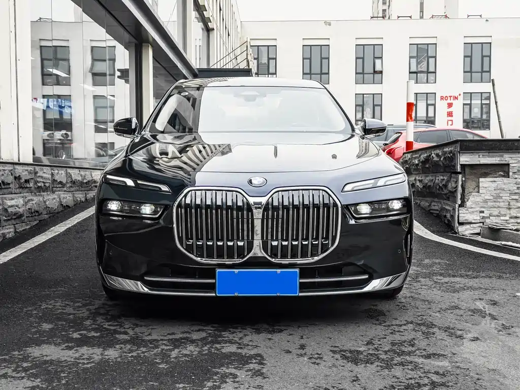BMW 7 Series 2023 735Li Luxury Package купить на сайте DeffCars