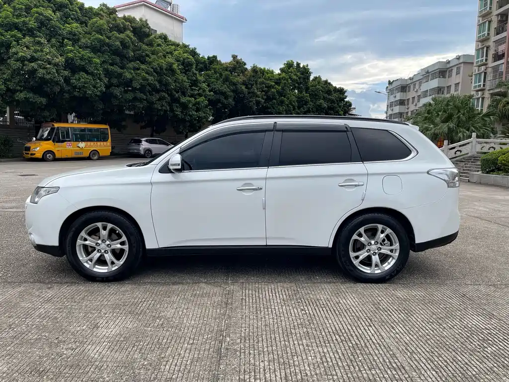 Outlander imported 2014 2.4L four-wheel drive luxury value version, 5 seats купить на сайте DeffCars