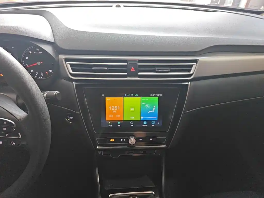 ROEWE i5 2019 1.5L Manual 4G Internet Leader Ultimate Edition купить на сайте DeffCars