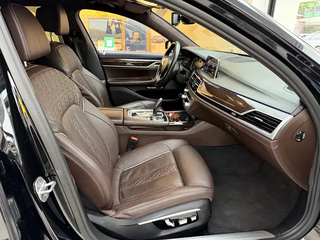 BMW 7 Series 2017 740Li xDrive Luxury купить на сайте DeffCars
