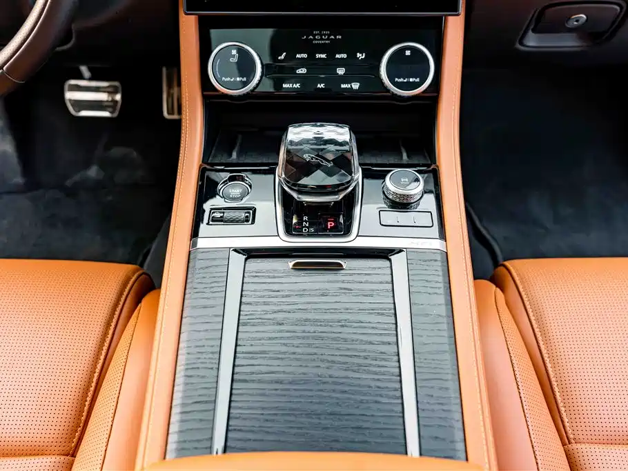 Jaguar XFL 2024 2.0T P300 four-wheel drive flagship sports gold version купить на сайте DeffCars