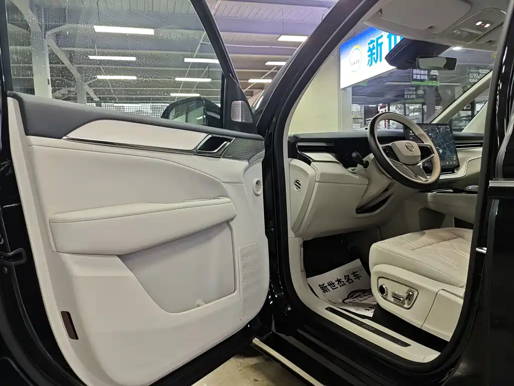 Volvo EM90 2025 Ultra six-seater купить на сайте DeffCars