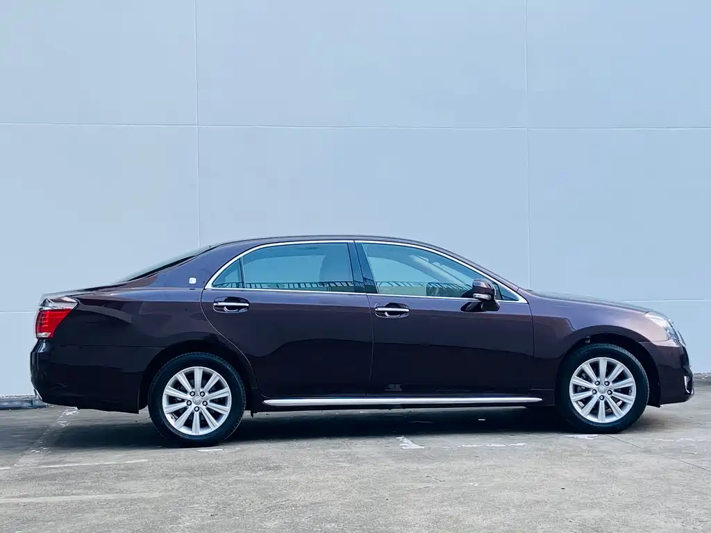 Crown 2012 2.5L Royal Leather Edition купить на сайте DeffCars