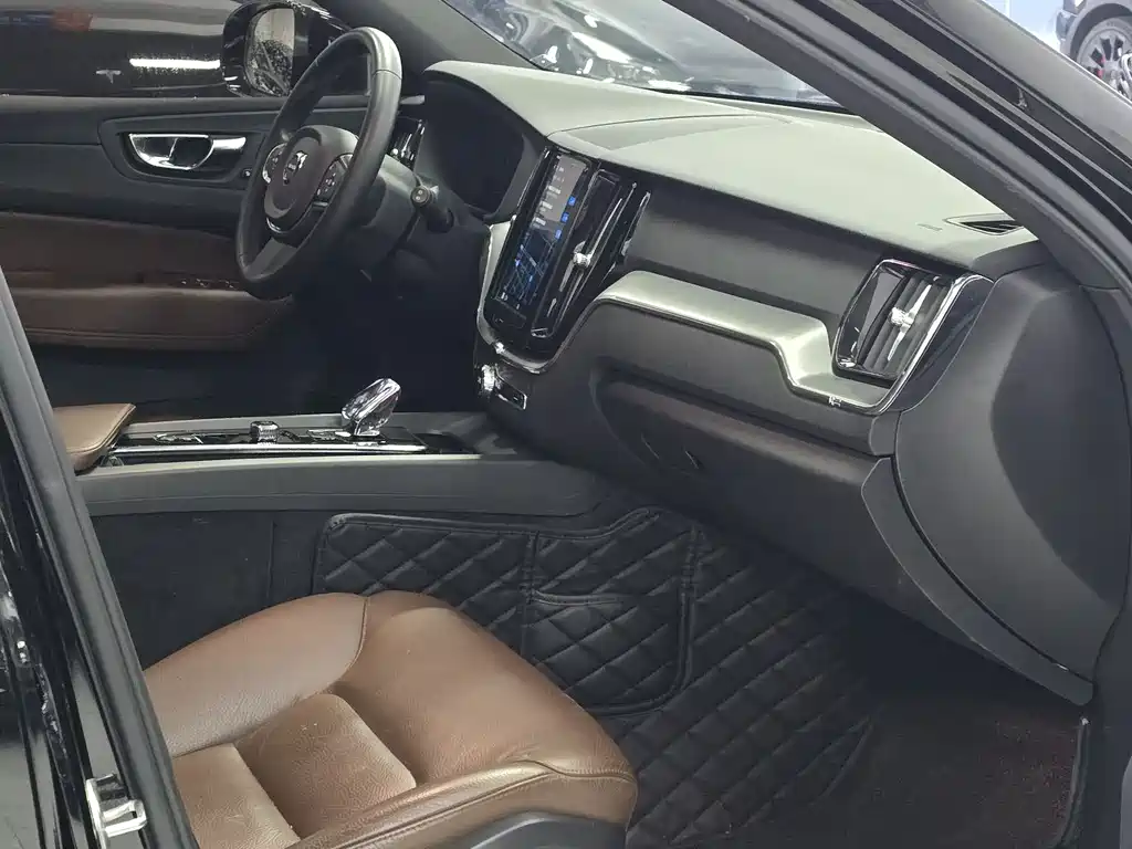 Volvo XC60 2023 B5 four-wheel drive Zhiyi Luxury Edition купить на сайте DeffCars