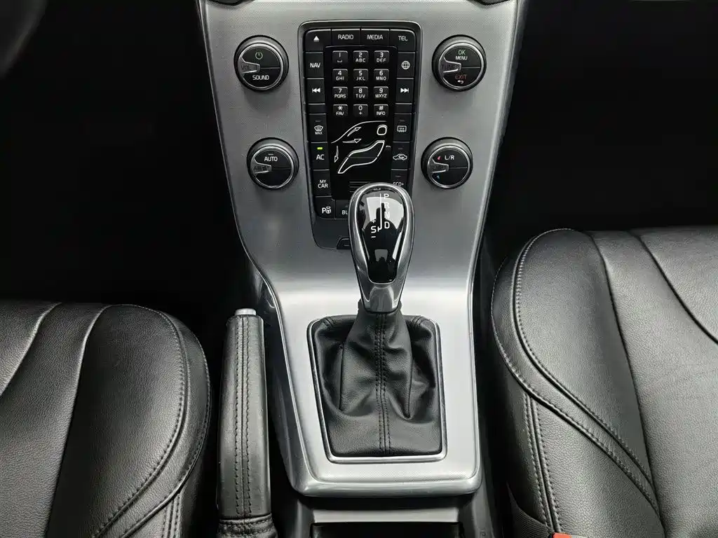 Volvo V40 2017 T4 Zhiya Edition купить на сайте DeffCars