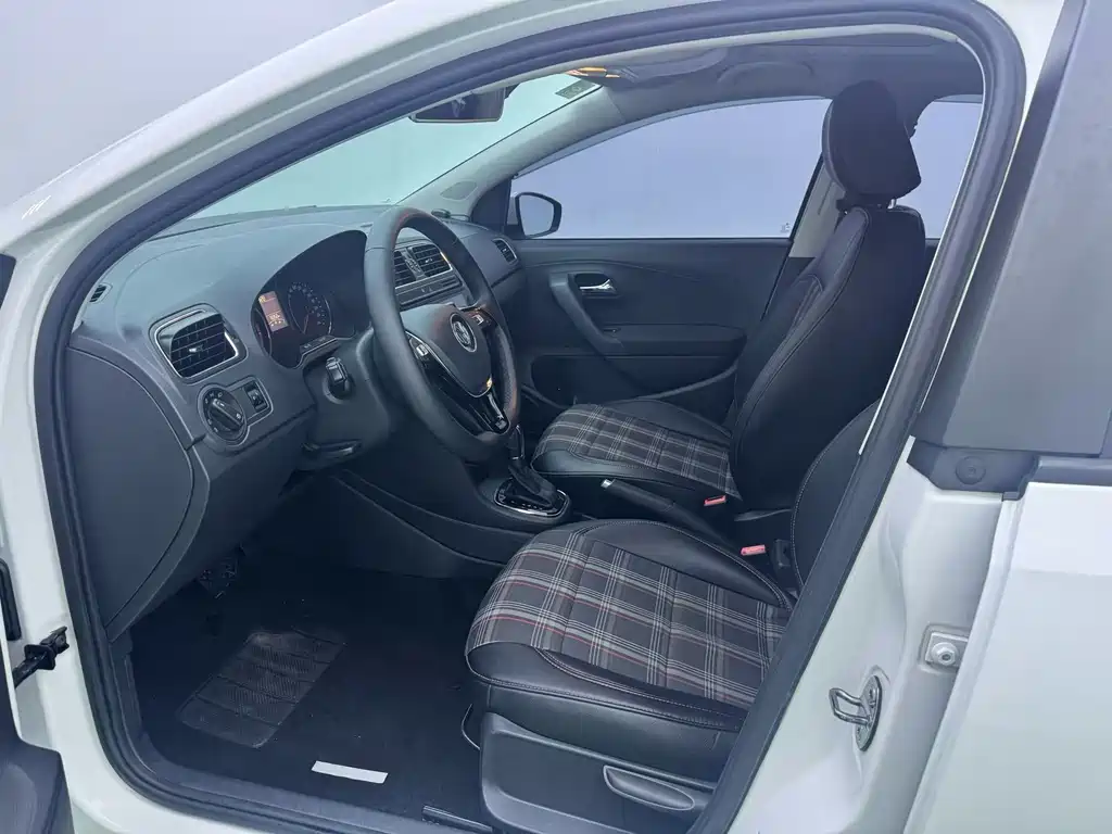 Polo 2016 1.6L automatic comfort model купить на сайте DeffCars