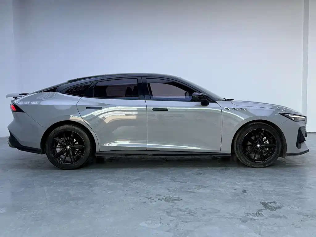 Changan UNI-V 2022 1.5T premium model купить на сайте DeffCars