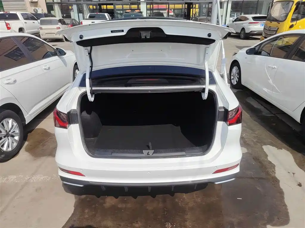 Roewe i5 2023 1.5L CVT Premium Edition купить на сайте DeffCars