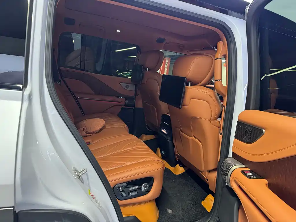 Looking up at U8 2023 Deluxe Edition купить на сайте DeffCars