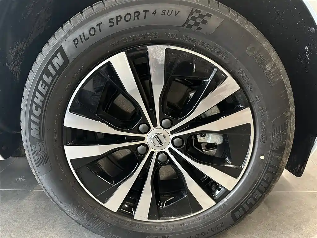 Volvo XC60 2024 B5 four-wheel drive Zhiyi Luxury Edition купить на сайте DeffCars