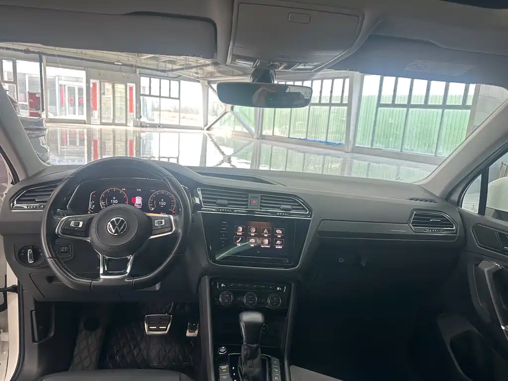 Tiguan L 2021 330TSI automatic two-wheel drive R-Line version купить на сайте DeffCars