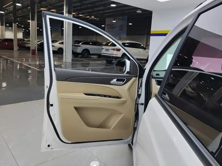 Baojun 730 2016 facelift 1.5L manual standard 7 seats National V купить на сайте DeffCars