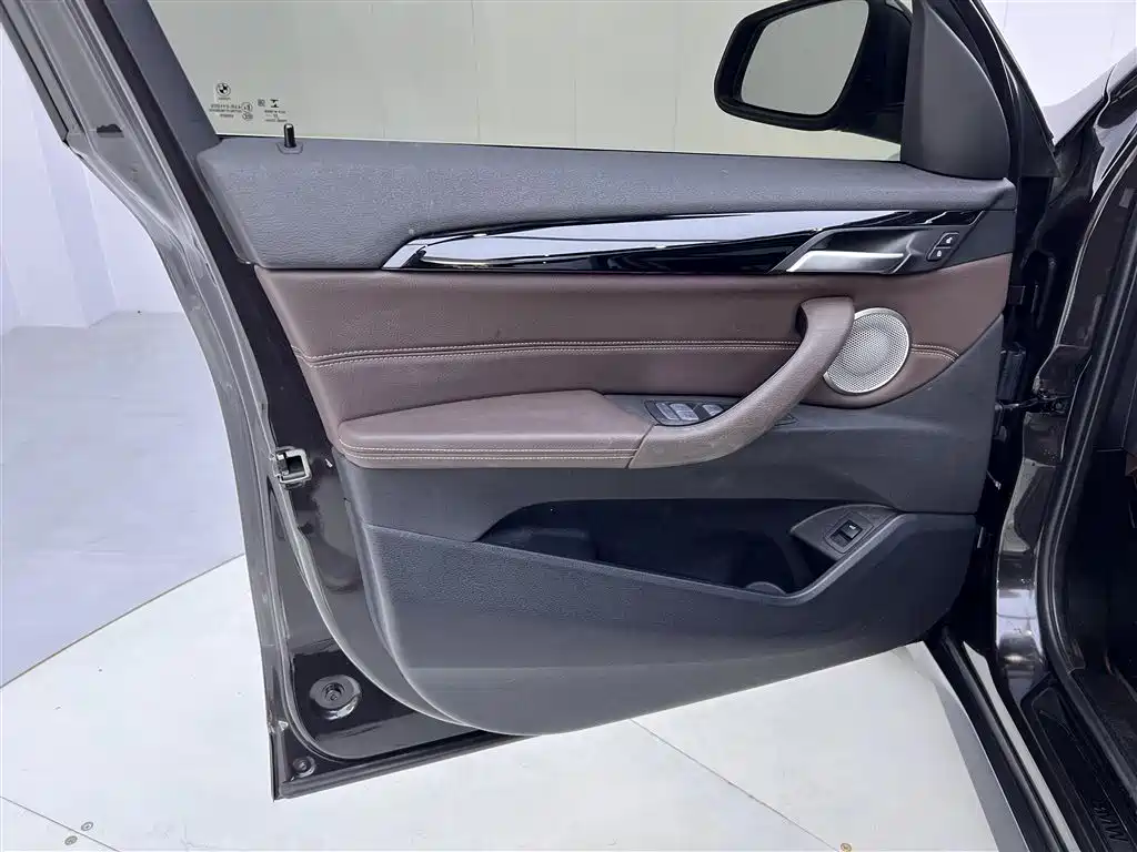BMW X1 2022 sDrive25Li Leading Model купить на сайте DeffCars