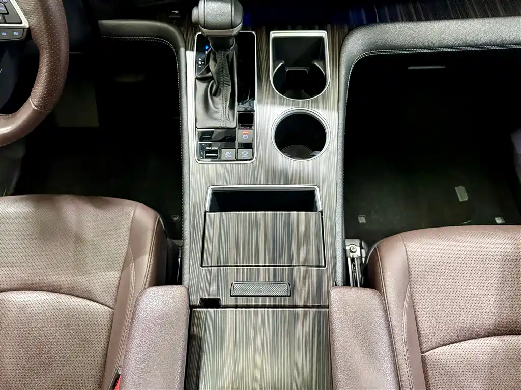 SIENNA 2023 2.5L Hybrid Platinum Edition купить на сайте DeffCars
