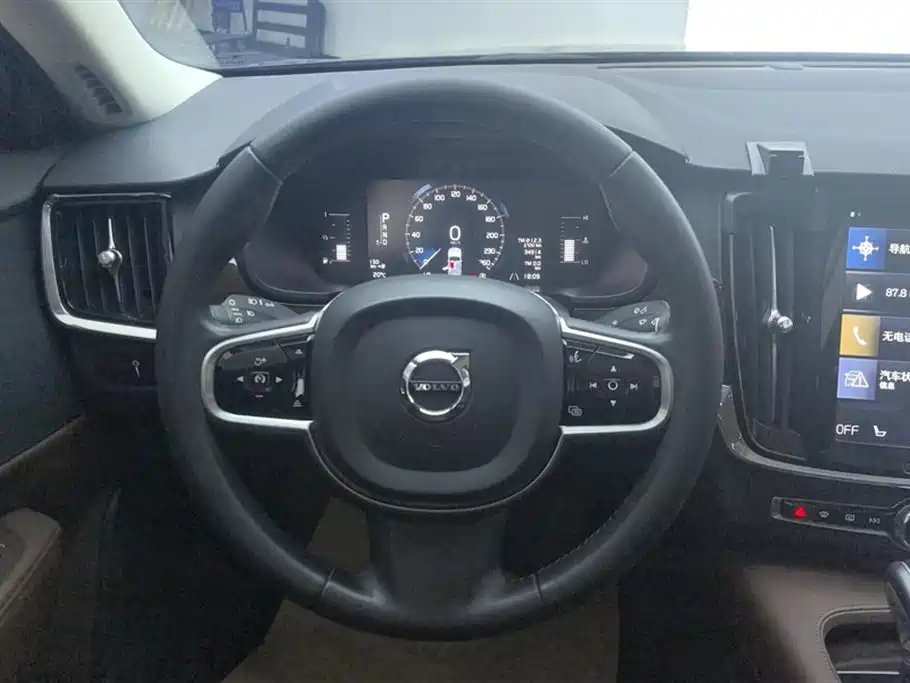 Volvo S90 2018 T4 Zhiyuan Edition купить на сайте DeffCars