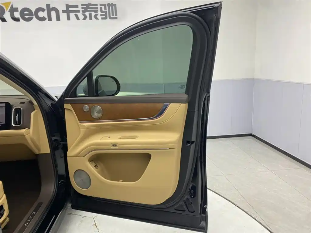 Wenjie M9 2025 extended range Ultra version 52kWh 6-seater version 192-line lidar) купить на сайте DeffCars