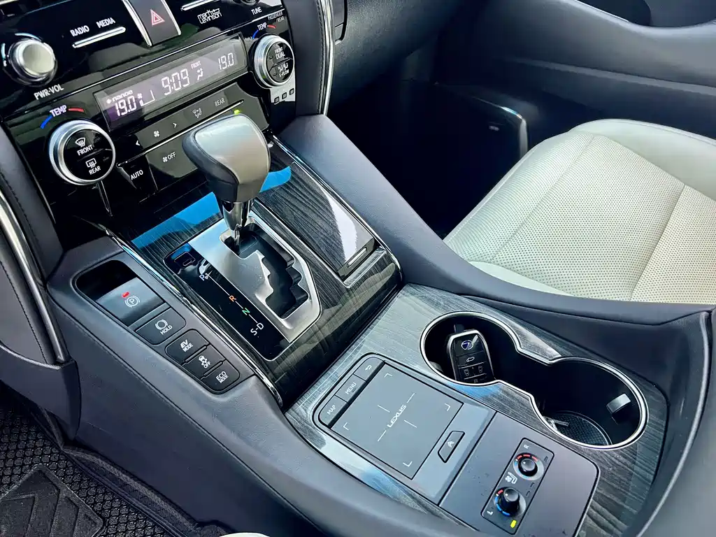 Lexus LM 2020 300h seven-seater elegant version купить на сайте DeffCars