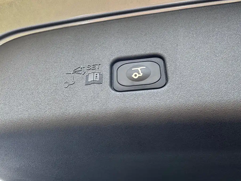 Voyager 2025 2.0T four-wheel drive Zunyi hybrid version купить на сайте DeffCars