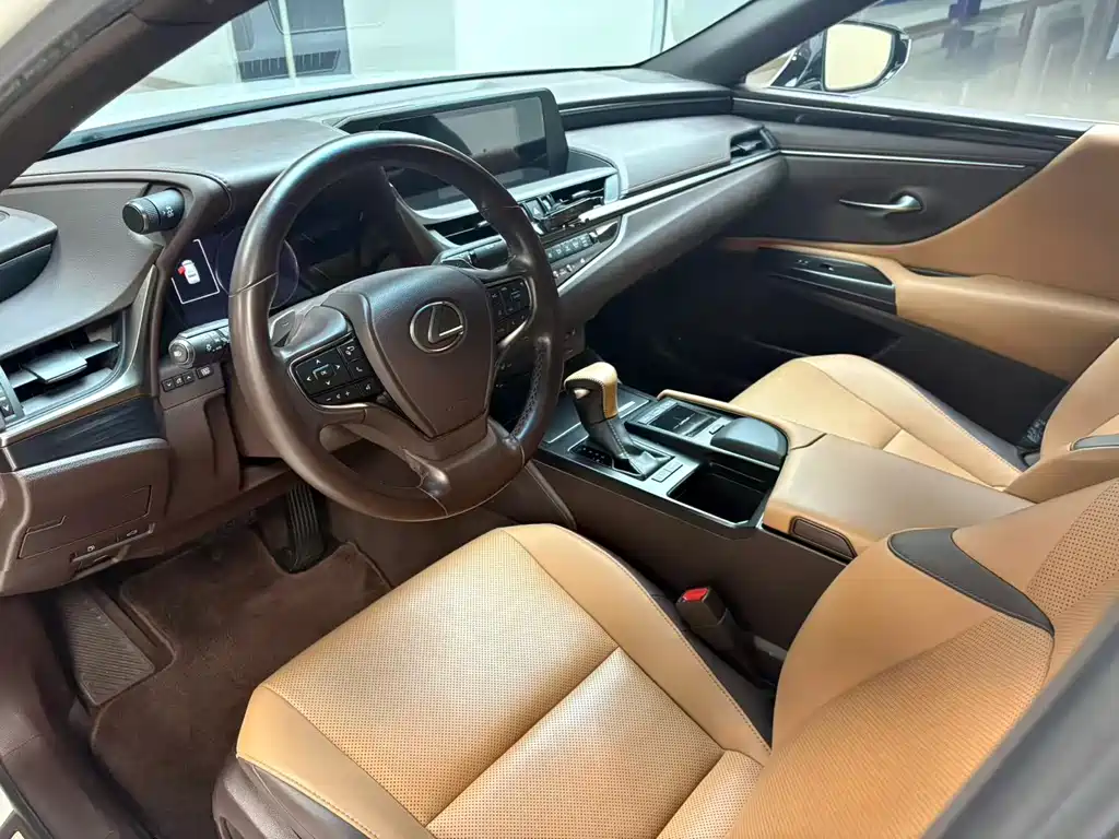 Lexus ES 2020 200 Excellence Edition купить на сайте DeffCars