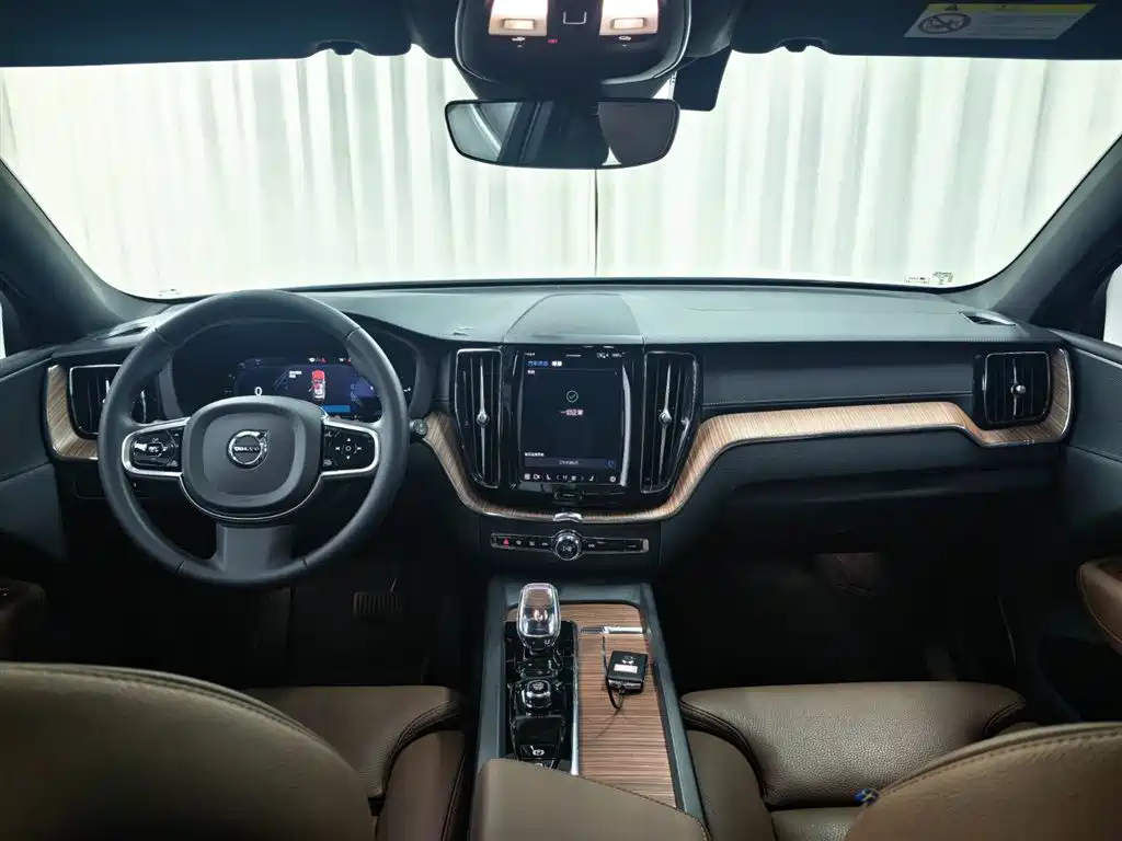Volvo XC60 plug-in hybrid 2025 plug-in hybrid long-range four-wheel drive Zhiyuan luxury version купить на сайте DeffCars