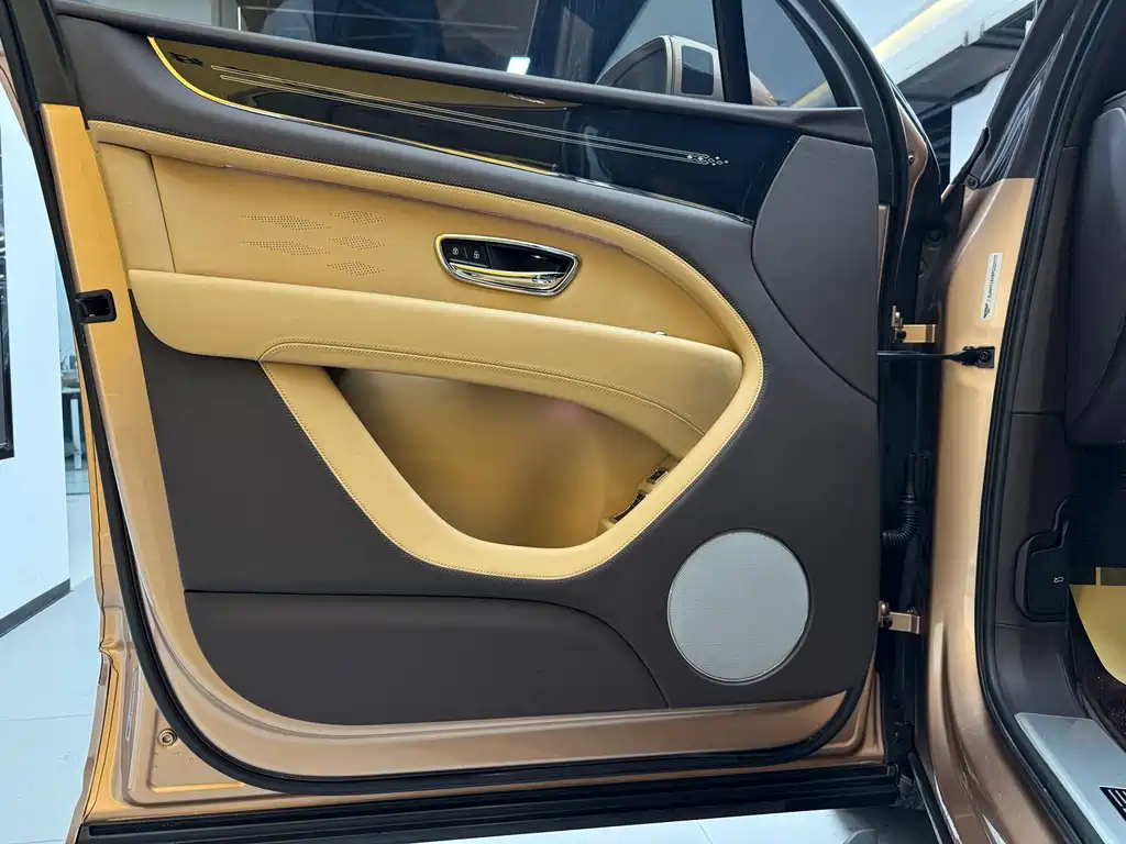 Bentayga 2023 4.0T V8 long wheelbase version купить на сайте DeffCars